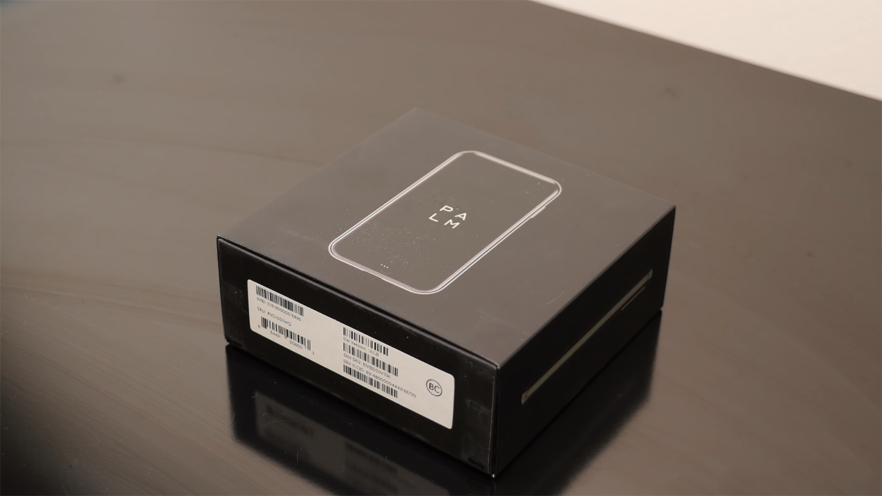 Mở hộp Palm Phone và ấn tượng đầu tiên: Nó thật là nhỏ bé