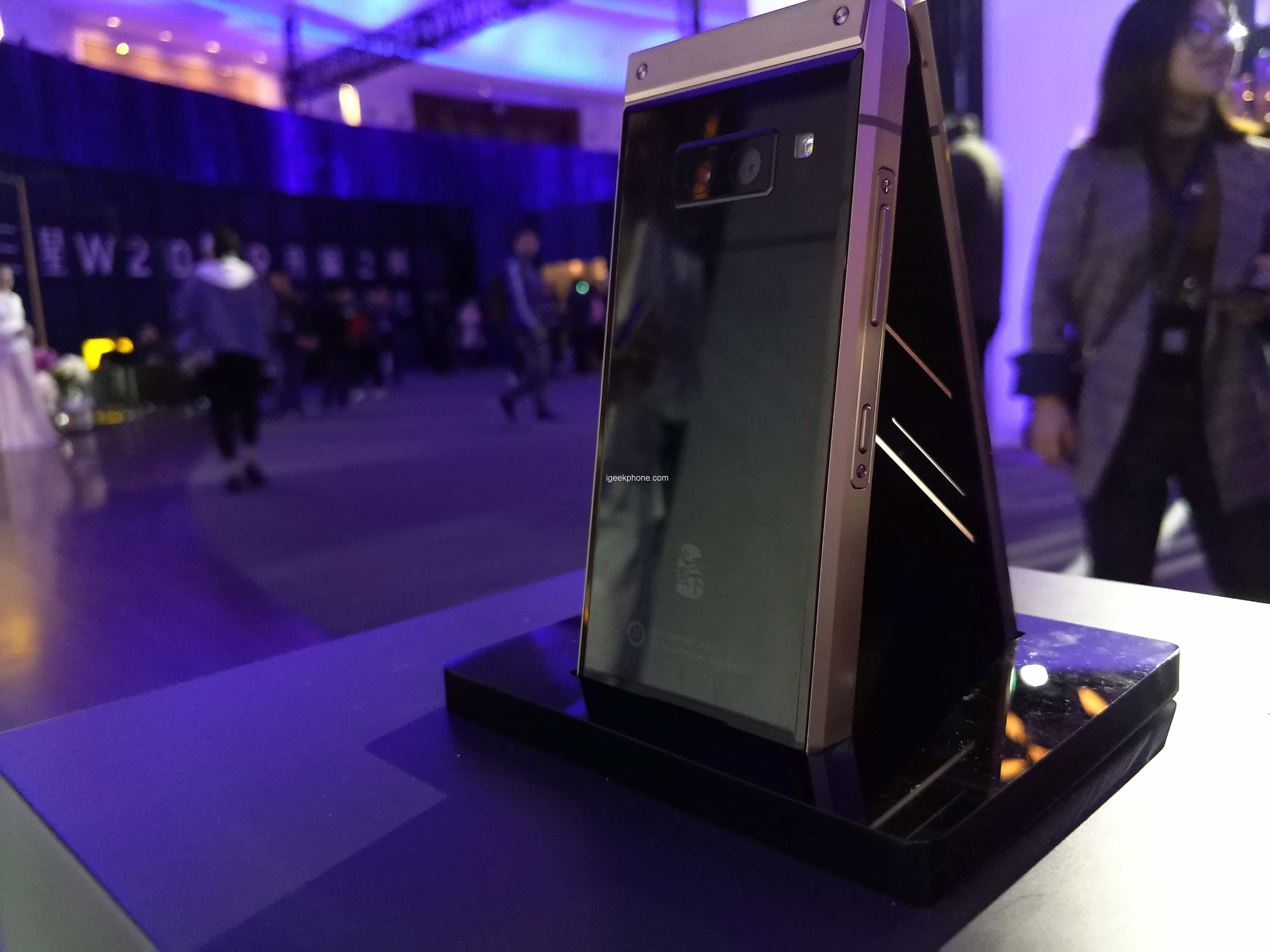 Samsung W2019 ra mắt