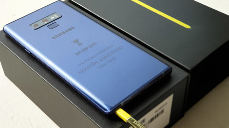 Thủ tướng Nguyễn Xuân Phúc tặng mỗi cầu thủ đội tuyển Việt Nam một chiếc Galaxy Note 9 Limited 512GB in tên Thủ Tướng