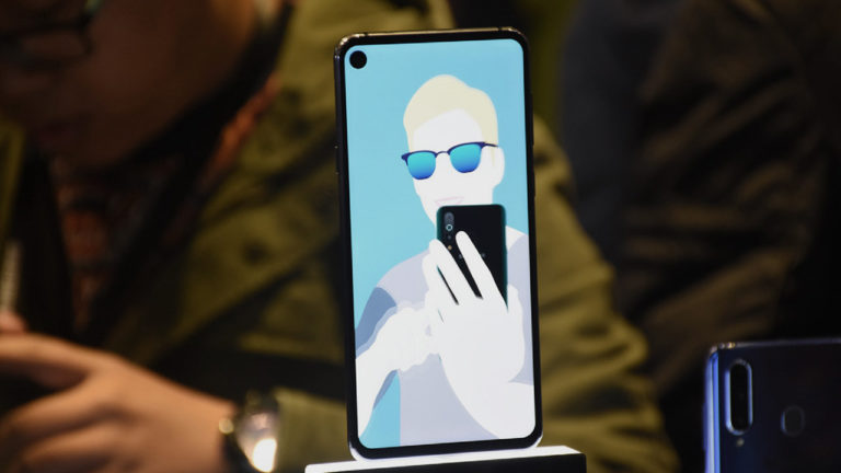 Tin được không: Hiệu năng Galaxy A8s không hề kém Galaxy S8