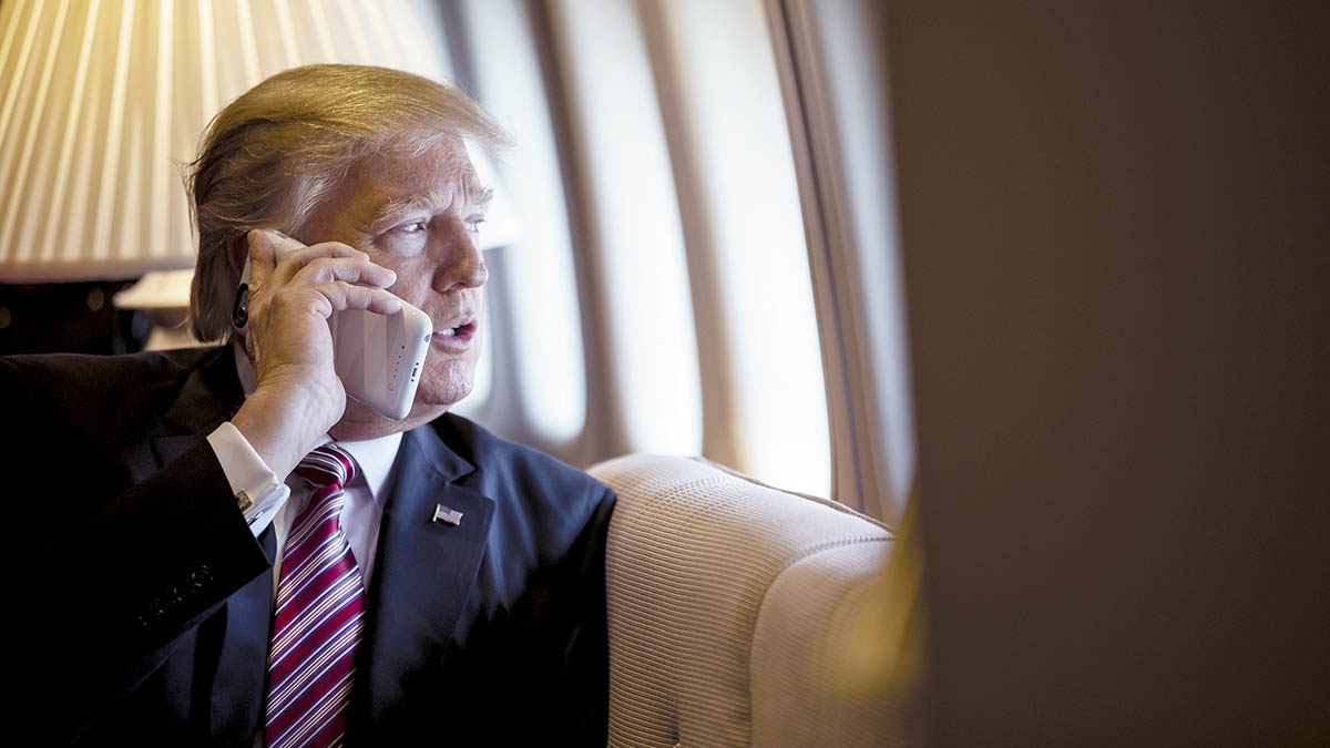 Tổng Thống Donald Trump dùng điện thoại nào khi ở Việt Nam