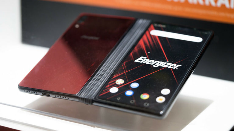 [MWC 2019] Energizer Power Max P8100S ra mắt: Màn hình gập, pin 10000 mAh