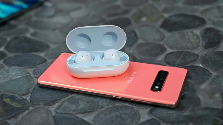 Galaxy Buds ra mắt: Rẻ hơn AirPods, pin dài hơn và có sạc không dây