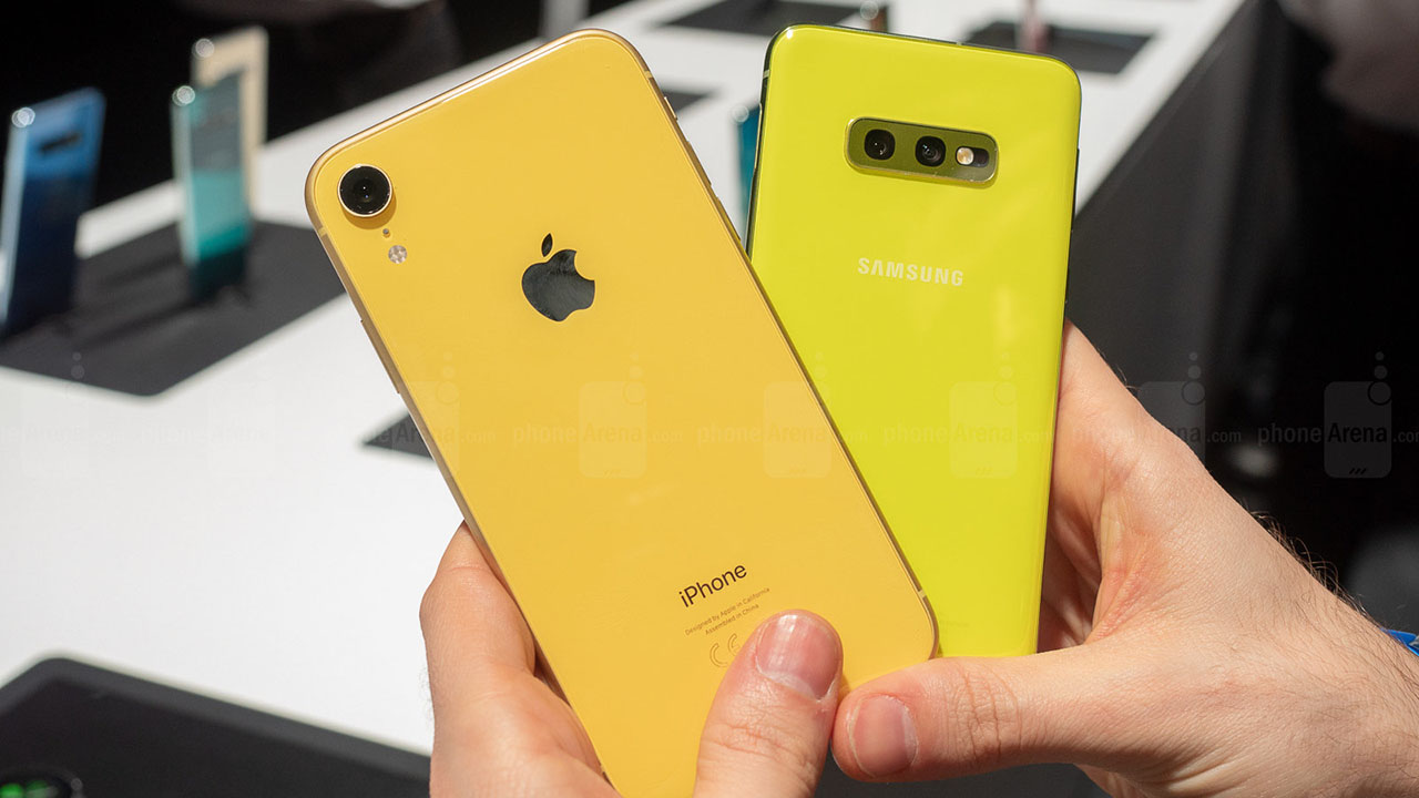 So sánh Galaxy S10e với iPhone Xr: Giá khoảng 17 triệu đồng thì chọn máy nào?
