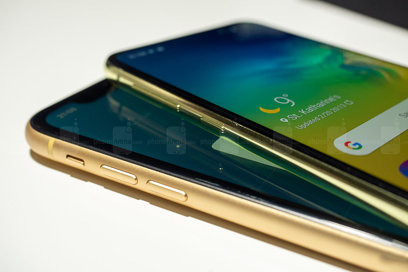 So sánh Galaxy S10e với iPhone Xr: Giá khoảng 17 triệu đồng thì chọn máy nào?