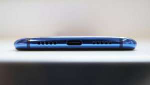 Trên tay Xiaomi Mi 9: Hào nhoáng nhưng không cầu kỳ