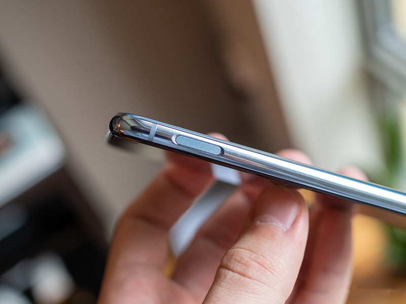 Samsung Galaxy S10e: Sặc sỡ như iPhone Xr nhưng ngon hơn hẳn