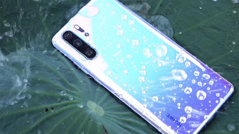 Điện thoại của bạn không có khả năng chống nước mãi mãi và đây là lí do