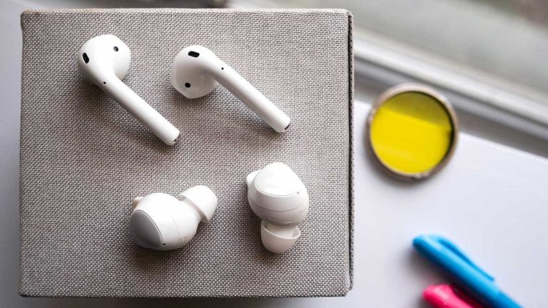 Nên mua AirPods 2019 hay Galaxy Buds?