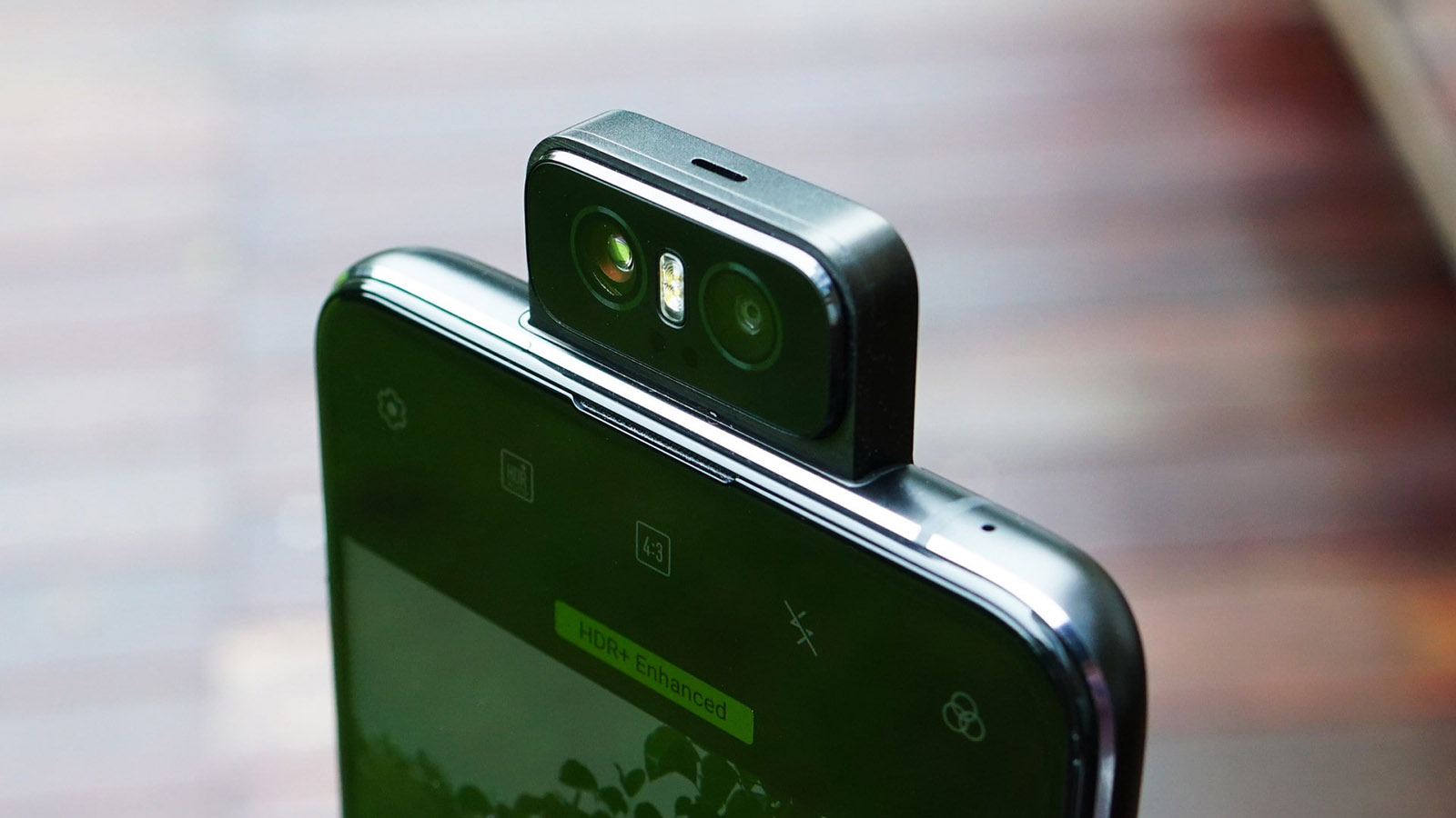 Trên tay Zenfone 6: Camera lật có động cơ, Android thuần tuý, giá hơn 11.6 triệu đồng