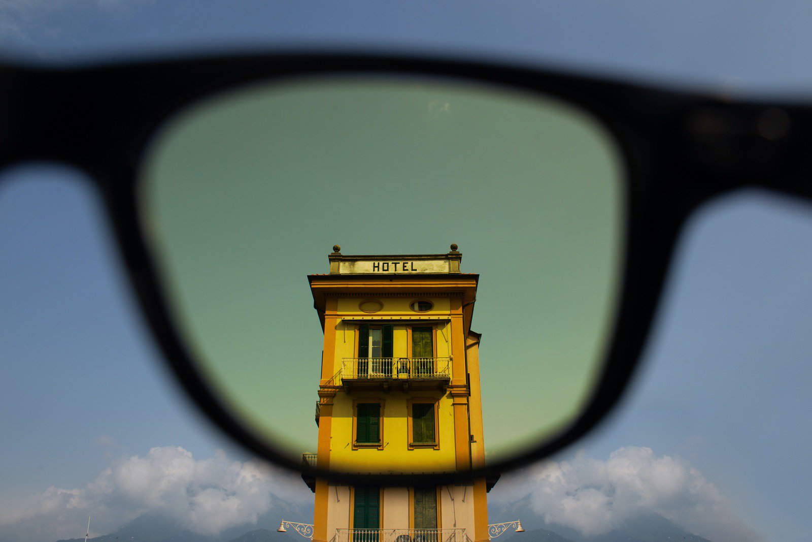 Kính Spectachrome giúp đời đẹp như phim