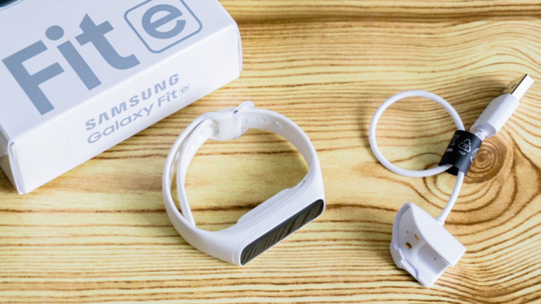 Đánh giá Galaxy Fit e: Vòng đeo tay thể thao giá phải chăng