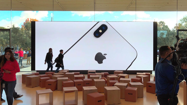 Apple cảnh báo ông Donald Trump: Thuế quan iPhone sẽ gây tổn hại cho nền kinh tế Hoa Kỳ