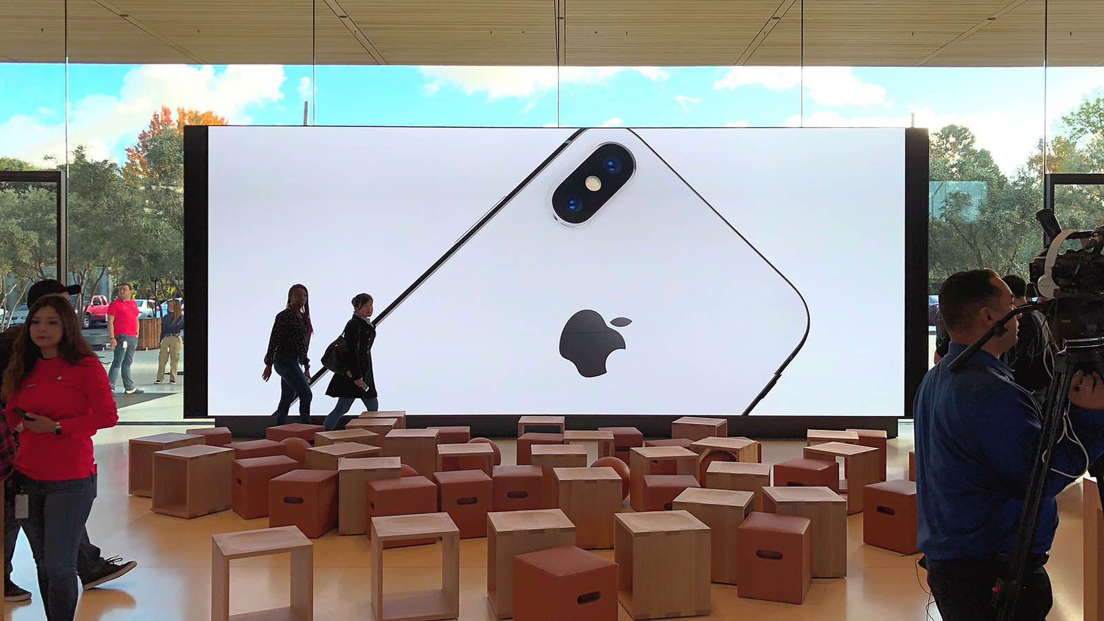 Apple cảnh báo ông Donald Trump: Thuế quan iPhone sẽ gây tổn hại cho nền kinh tế Hoa Kỳ