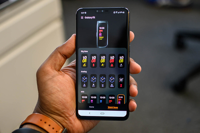 Trên tay Galaxy Fit: Giá khá ngon, màn hình màu, đủ sức cạnh tranh