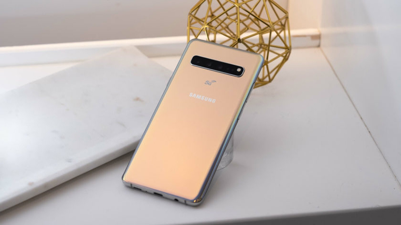 Có nên mua điện thoại vỏ nhựa