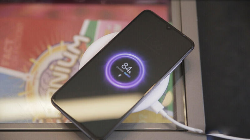 Có nên mua điện thoại vỏ nhựa