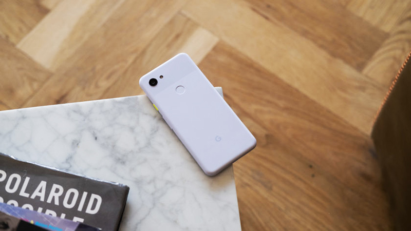 Có nên mua điện thoại vỏ nhựa