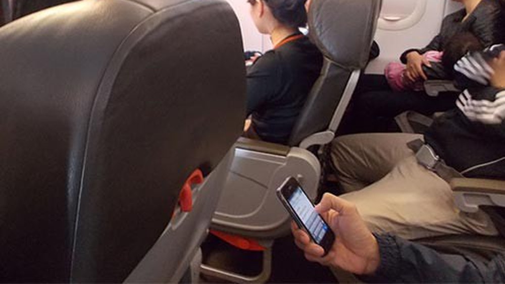 Thống kê thói quen xấu khi sử dụng điện thoại trên máy bay