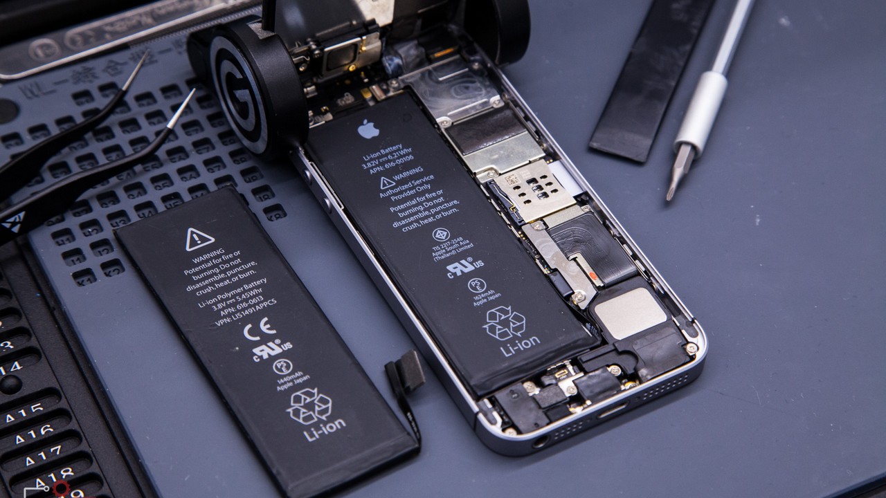 Apple khuyến cáo không tự thay pin iPhone