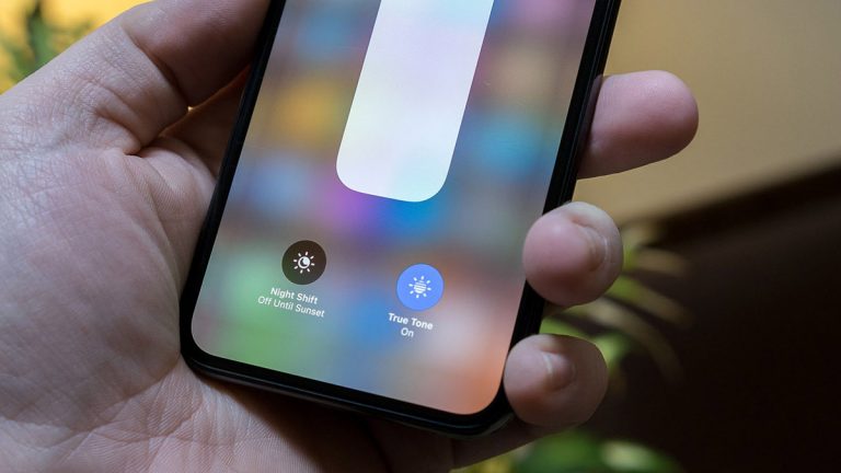 iPhone tự đổi màu màn hình là sao? Cách khắc phục như nào?