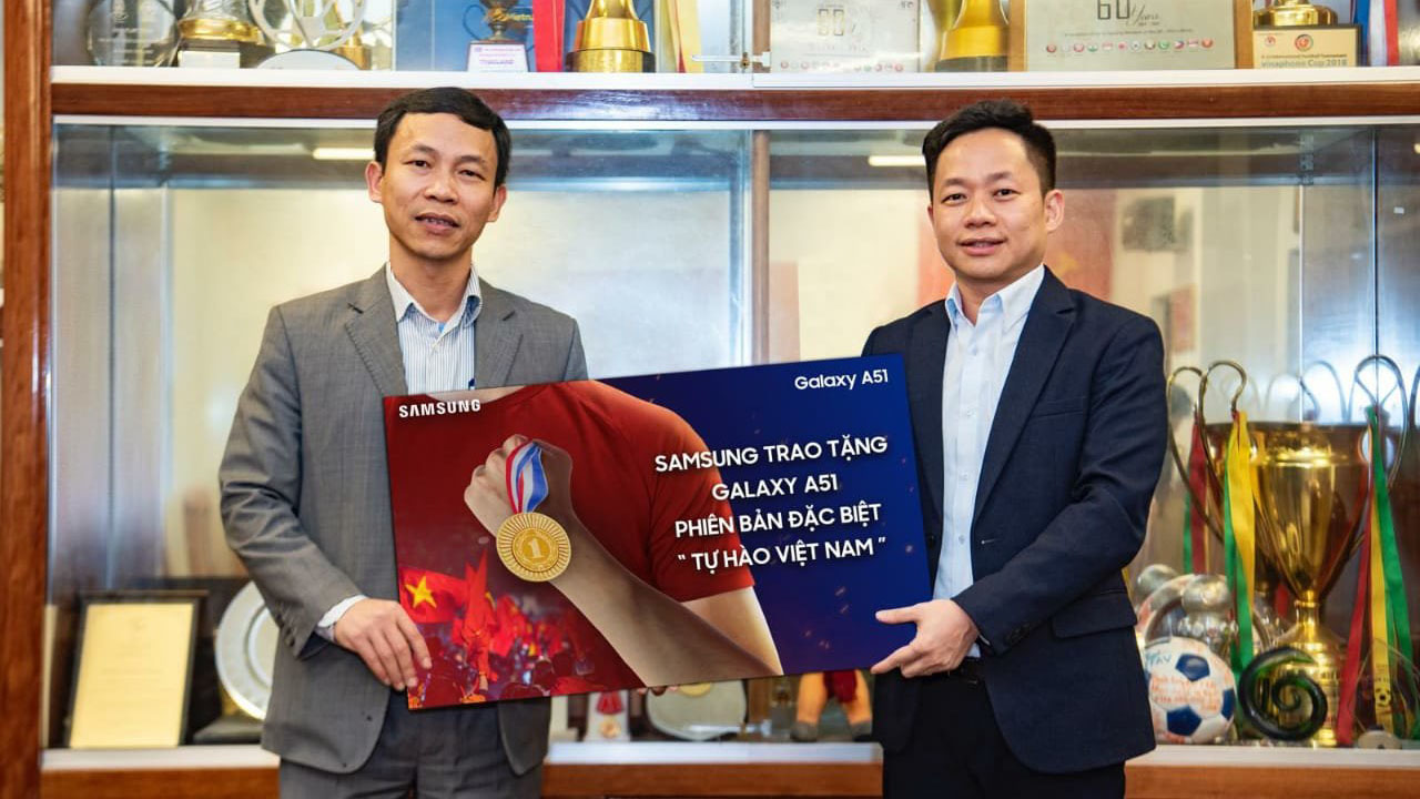 Samsung tặng Galaxy A51 Phiên bản “Tự Hào Việt Nam” cho Đội tuyển Bóng đá Nam và Nữ tại SEA GAMES 2019