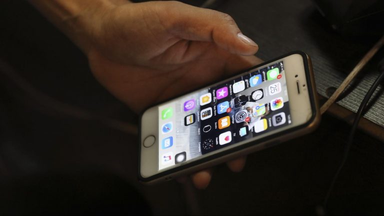 [CẢNH GIÁC] Virus Covid-19 có thể “sống tốt” trên màn hình điện thoại của bạn trong vòng 96h đồng hồ