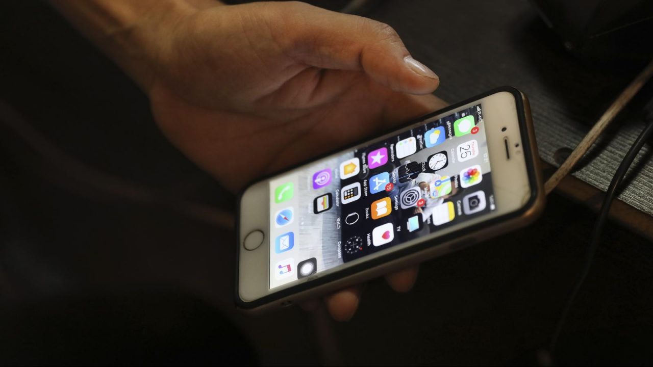 [CẢNH GIÁC] Virus Covid-19 có thể “sống tốt” trên màn hình điện thoại của bạn trong vòng 96h đồng hồ