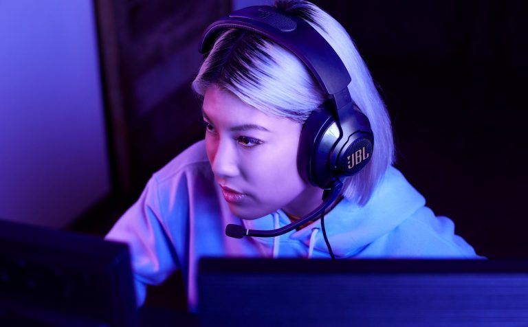 5010484_JBL_Quantum_400_Lifestyle_Image_Streamer