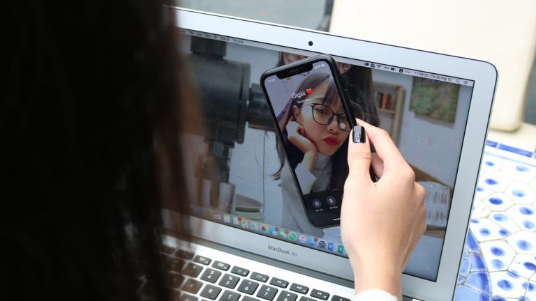 Nếu bạn đang dùng iPhone thì đừng ngại chọn laptop là MacBook nhé