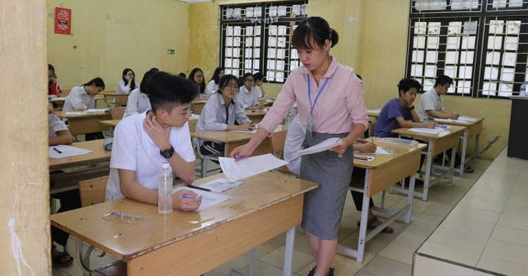 vat-dung-mang-vao-phong-thi