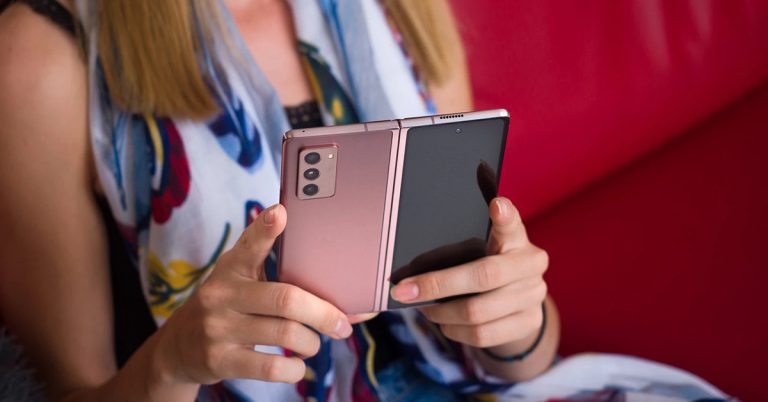 tren-tay-galaxy-z-fold2-1