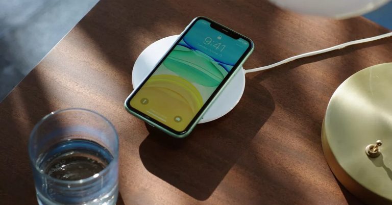 apple-luon-leo-khi-noi-iphone-loai-bo-sac-vi-moi-truong