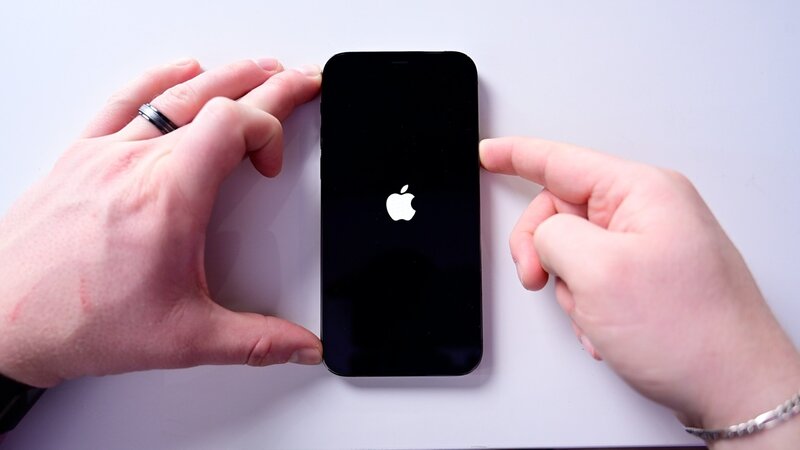 Làm thế nào để khởi động lại iPhone 12 và iPhone 12 Pro khi bị lỗi? | Hoàng  Hà Mobile
