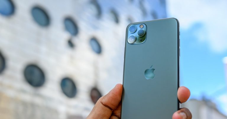 mong-lung-nhu-mot-tro-dua-iphone-12-co-the-got-vo-tao-2