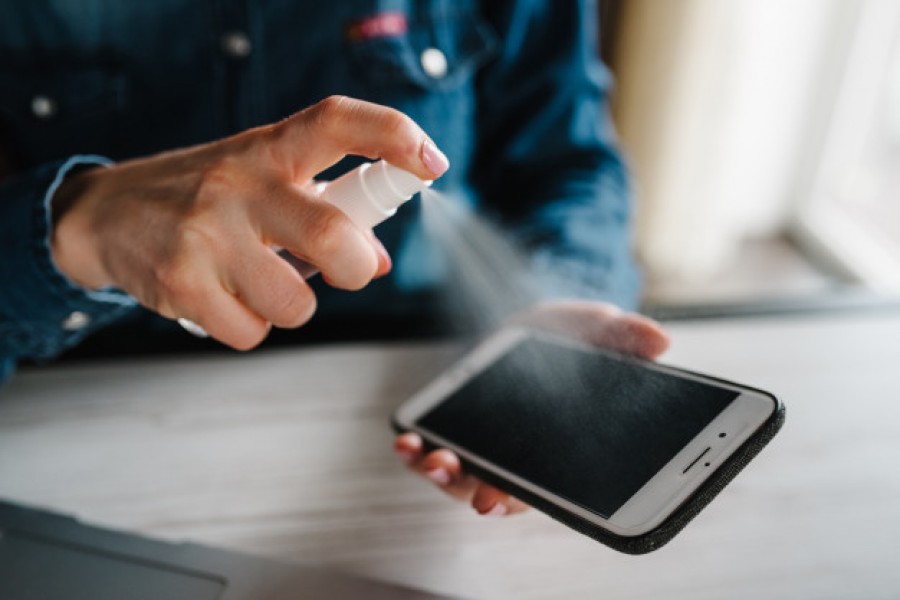 video-ve-sinh-iphone-sieu-ban-khien-cong-dong-mang-noi-da-ga