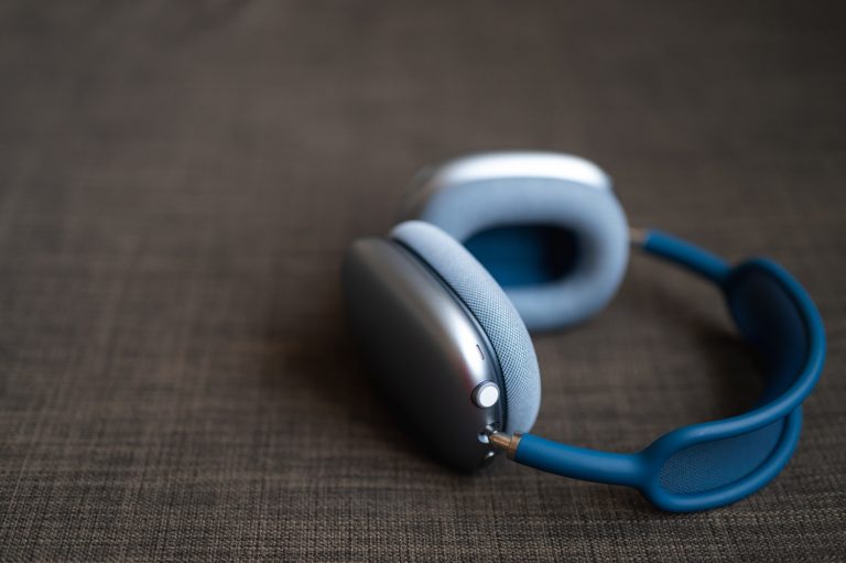 ra mắt AirPods Max nhựa