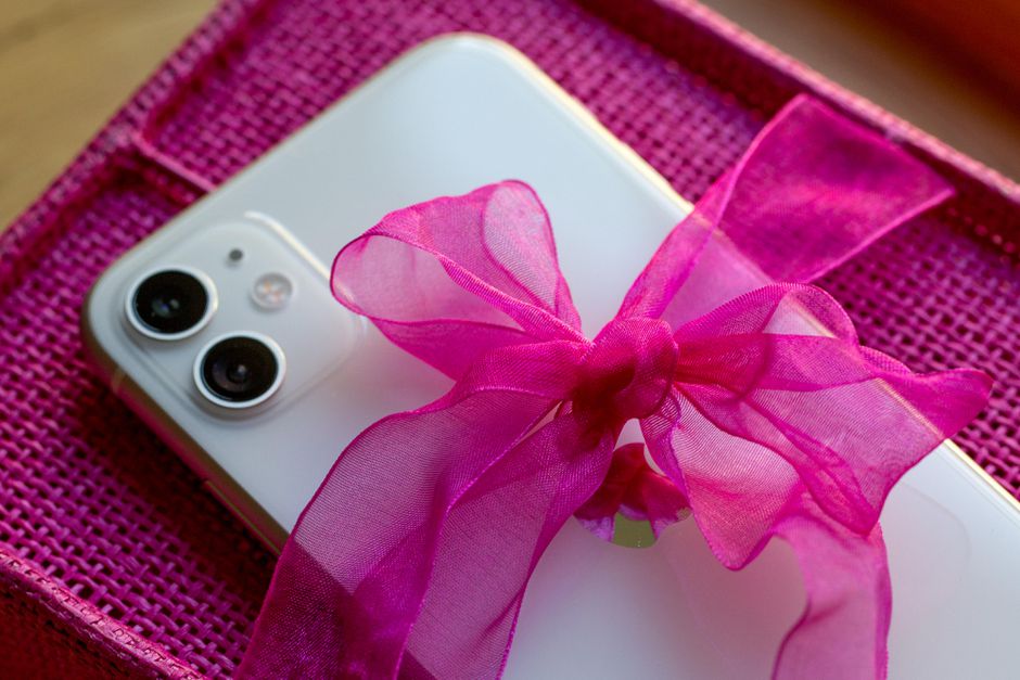 apple-iphone-gift-wrapping-bow-9068