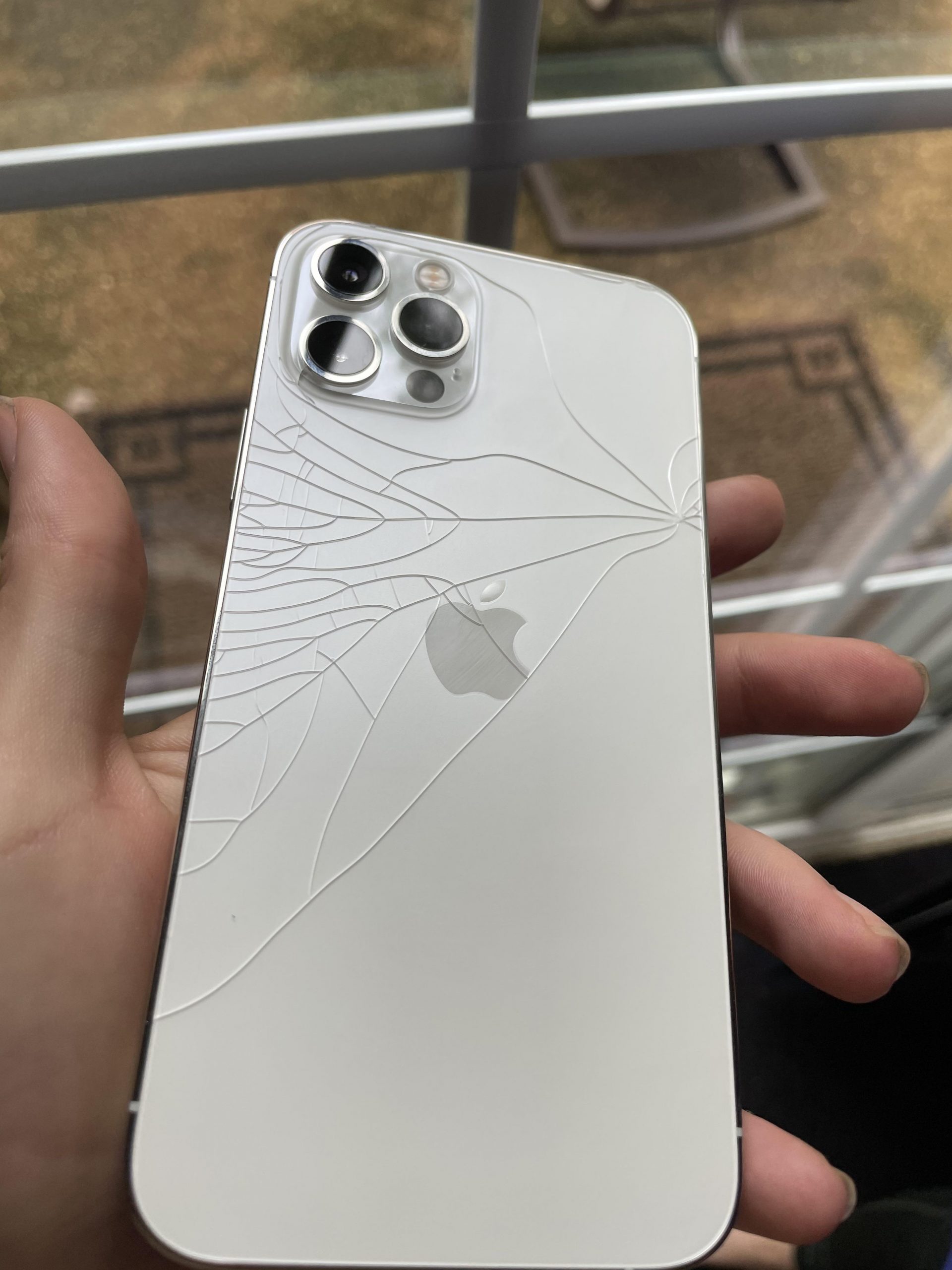 Màn hình iPhone bị rơi vỡ, nứt có nên tiếp tục sử dụng không ?