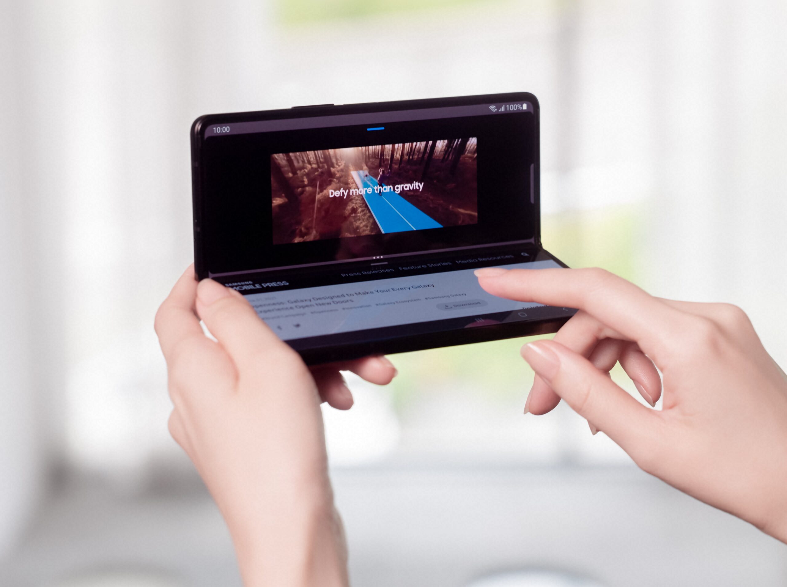 02_01-Q2-Product_19_galaxyzfold3_5g_handson_spen_phantomblack_H-scaled