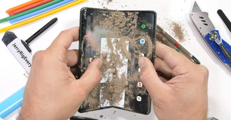 thu-nghiem-hanh-de-chung-minh-do-ben-galaxy-z-fold3-cung-rat-gi-va-nay-