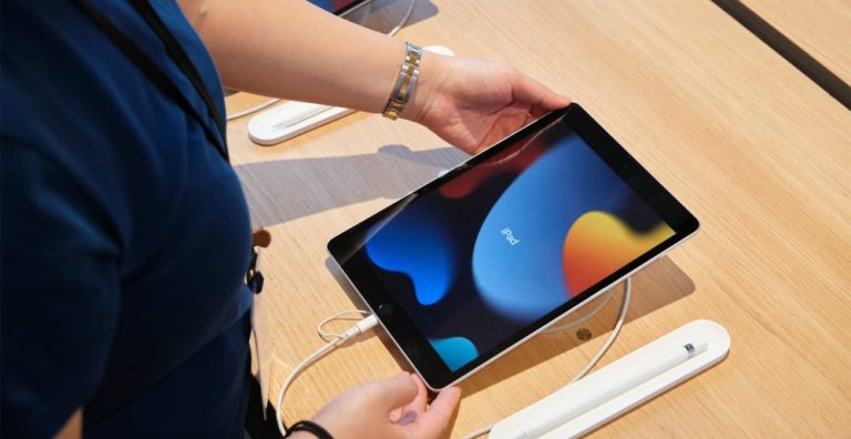 Apple_iPhone-iPad-Availability_Beijing-iPad-9th-Gen-Display_09242021