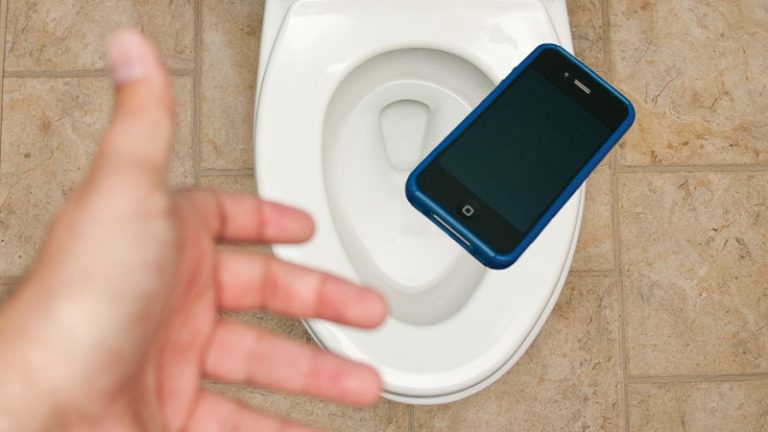 lieu-co-cuu-duoc-smartphone-neu-no-rot-vao-toilet