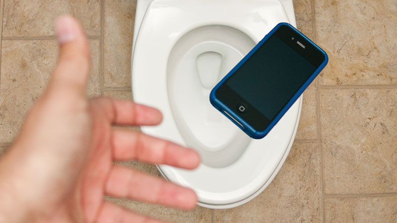 lieu-co-cuu-duoc-smartphone-neu-no-rot-vao-toilet