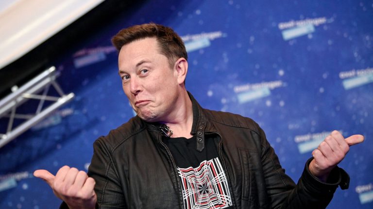 thuc-hu-vu-ty-phu-elon-musk-mua-tiktok-va-cho-no-bay-mau