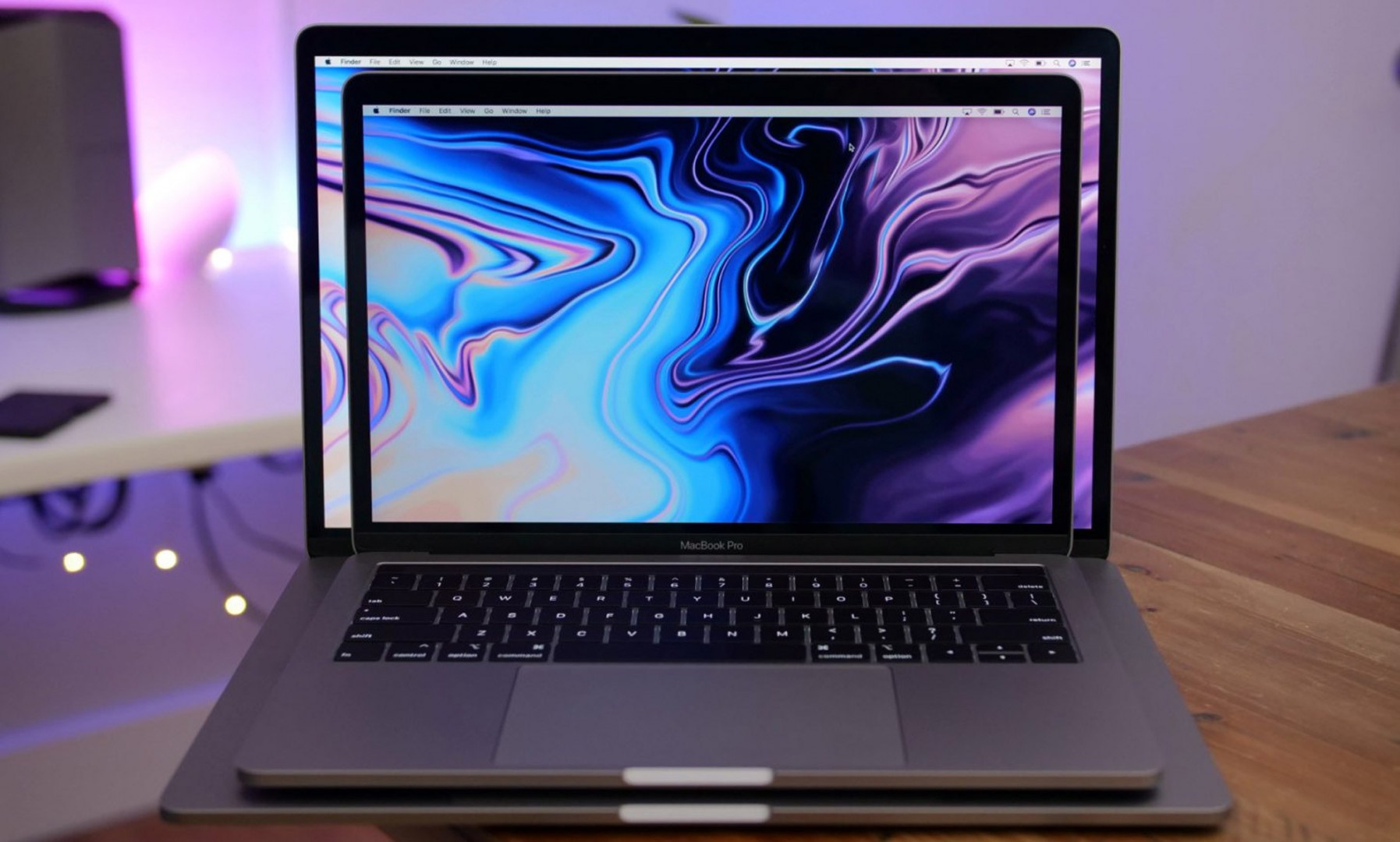 lô hàng MacBook Pro trì hoãn