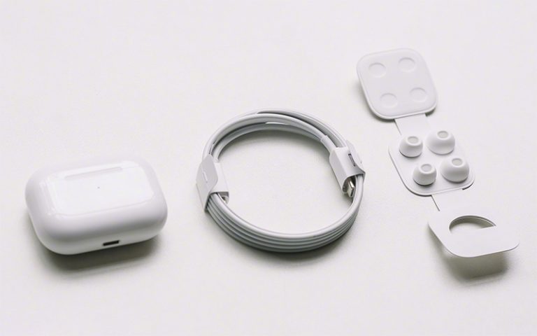 AirPods Pro 2 sạc Lightning