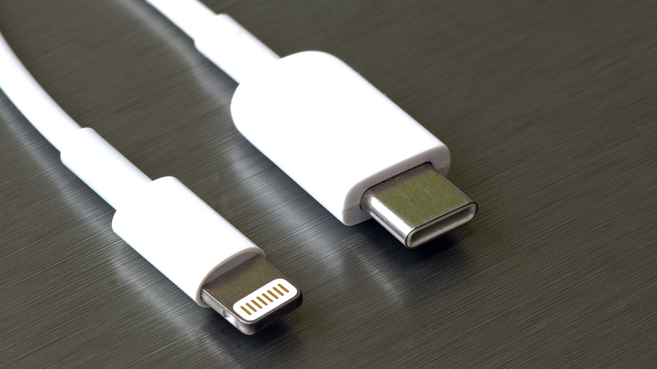 USB-Type-C-vs-Lightning-cable-38893