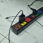 Có nên cắm sạc ở ổ điện một chỗ ngày qua ngày?