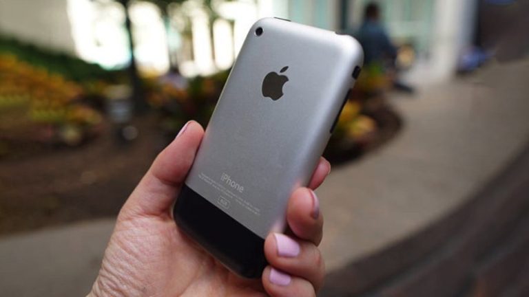iphone-the-he-dau-tien-duoc-ban-dau-gia-o-my-len-toi-829-29-trieu-vnd-2
